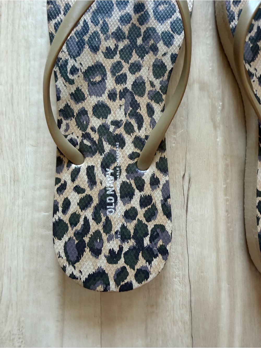 Old Navy Leopard Print Flip-Flop Sandals - Brown and Black - Picture 2 of 4